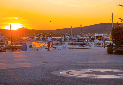 Smeralda Apartment: Himmel, Dämmerung, Afterglow, Horizont, Sonnenuntergang, Sonnenaufgang, Abend, Yachthafen, Orange, Sonnenlicht