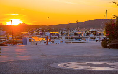 Smeralda Apartment: Himmel, Dämmerung, Afterglow, Horizont, Sonnenuntergang, Sonnenaufgang, Abend, Yachthafen, Orange, Sonnenlicht