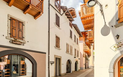 Pinzolo 5: \Stadt, Die Architektur, Balkon, Gasse, Cobblestone