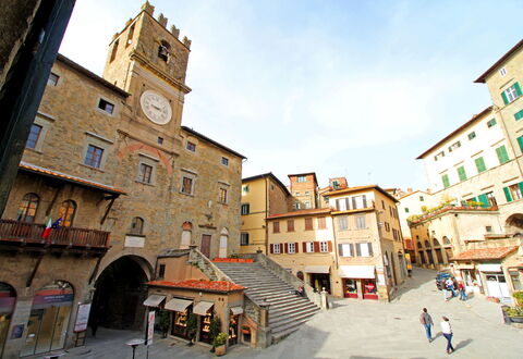La Casa sulla Piazza: Fenster, Stadt, \Stadt, Stadtplatz, Plaza, Uhr