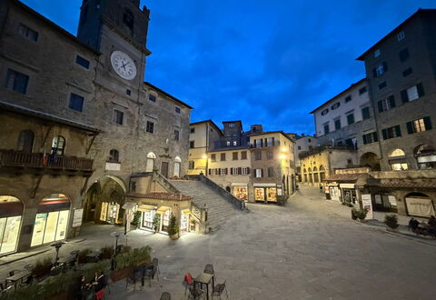 La Casa sulla Piazza: Gebäude, Stadt, Wand, Fenster, \Stadt, Stadtgebiet, Fassade, Haus, Öffentlicher Raum, Nachbarschaft