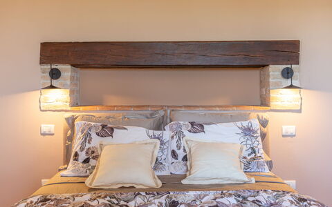 Casale Nido: Bett, Schlafzimmer, Bedding, Bettdecke, Möbel, Holz, Linens, Interior Design, Textil, Dekokissen