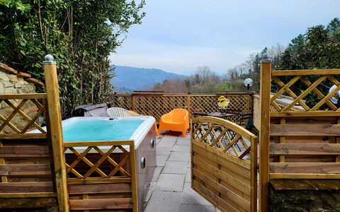 La Casa degli Artisti, Jacuzzi, Marliana: Schwimmbad, Zaun, Eco Hotel, Resort, Deck, Balkon, Gartenmöbel, Geländer, Outdoor Struktur, Hinterhof