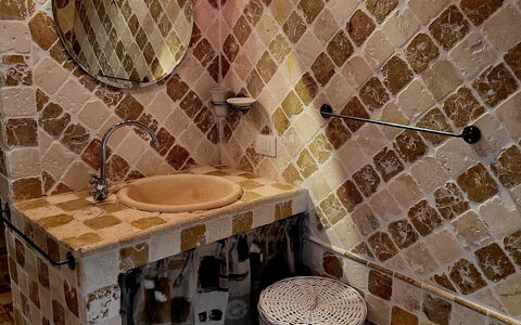 La Casa degli Artisti, Jacuzzi, Marliana: Flooring, Fussboden, Armatur, Interior Design, Fliese, Badezimmer, Installation, Zapfhahn, Zimmer