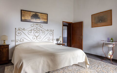 Podere le Lune with Pool, San Gimignano: Wand, Flooring, Schlafzimmer, Fussboden, Interior Design, Bett, Möbel, Bedding, Bettdecke, Decke