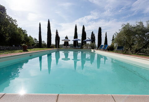 Le Sodole Farmhouse, San Gimignano: Blau, Schwimmbad, Resort, Landscaping, Hazienda, Water Feature, Eco Hotel, Gartenmöbel, Villa