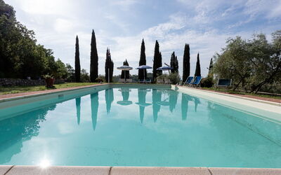Le Sodole Farmhouse, San Gimignano: Blau, Schwimmbad, Resort, Landscaping, Hazienda, Water Feature, Eco Hotel, Gartenmöbel, Villa
