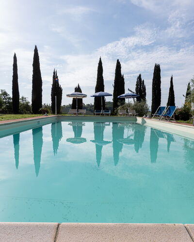 Podere le Lune with Pool, San Gimignano: Blau, Schwimmbad, Resort, Landscaping, Hazienda, Water Feature, Eco Hotel, Gartenmöbel, Villa