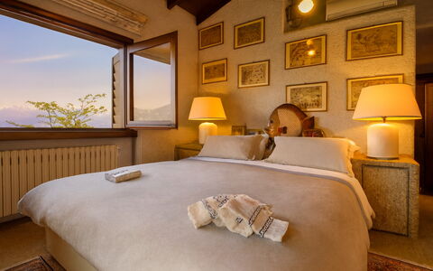 Isa Villa: Wand, Schlafzimmer, Zuhause, Beleuchtung, Bilderrahmen, Möbel, Zimmer, Bett, Bettrahmen, Bedding