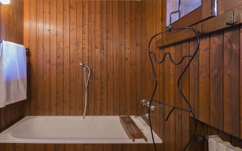 Isa Villa: Holz, Armatur, Flooring, Fussboden, Braun, Installation, Badezimmer, Zapfhahn, Holzbeize, Zimmer