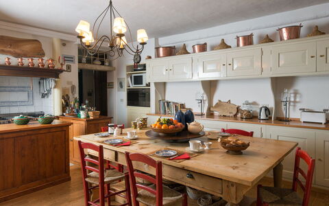 Galero: Möbel, Küche, Interior Design, Cabinetry, Countertop, Flooring, Holz, Tabelle, Küche & Esszimmer Tisch, Zimmer