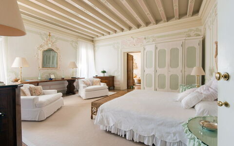 Galero: Möbel, Interior Design, Bett, Schlafzimmer, Wand, Bedding, Holz, Decke, Fussboden, Bettdecke
