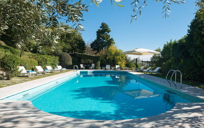 Galero: Schwimmbad, Blau, Gartenmöbel, Resort, Sonnenliege, Schatten, Eco Hotel, Thermae, Regenschirm, Landscaping