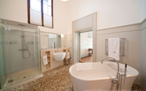 Jasmine Villa: Badezimmer, Armatur, Interior Design, Flooring, Badewanne, Fussboden, Zapfhahn, Installation, Decke, Beleuchtung