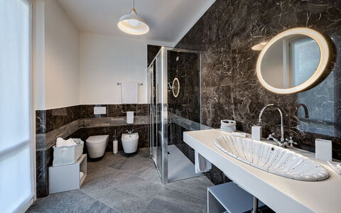 Angela Villa: Interior Design, Flooring, Badezimmer, Armatur, Fussboden, Bad Sink, Decke, Zapfhahn, Sinken, Beleuchtung