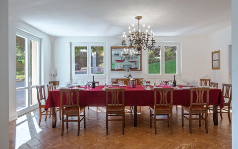 Angela Villa: Möbel, Interior Design, Flooring, Tabelle, Decke, Holz, Stuhl, Zimmer, Fussboden, Esszimmer
