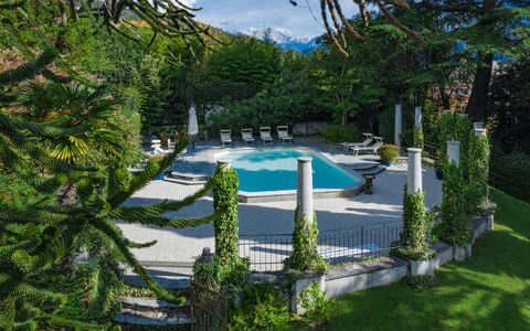 Camilla Villa: Schwimmbad, Garten, Schatten, Gartenmöbel, Landscaping, Resort, Immergrün, Eco Hotel, Regenschirm