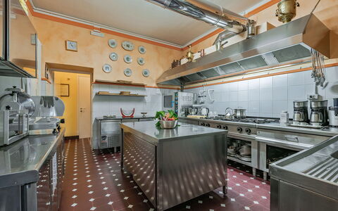Camilla Villa: Küche, Countertop, Interior Design, Beleuchtung, Decke, Küchengerät, Flooring, Möbel, Herd, Major Appliance