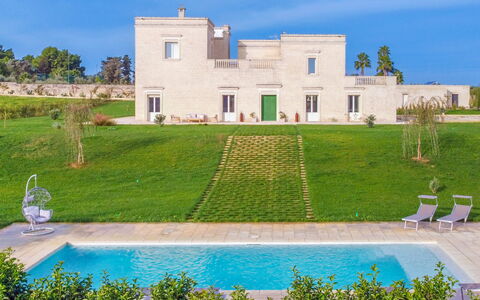 Masseria Ficalindia: Grundstueck, Rasen, Estate, Wiese, Garten, Landscaping, Plantage, Villa, Villa, Bauernhaus