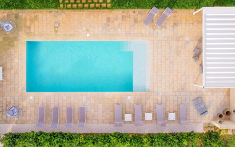 Masseria Ficalindia: Schwimmbad, Gartenmöbel, Resort, Verbundwerkstoff, Freizeit, Eco Hotel, Schatten, Garten, Stuhl, Hinterhof