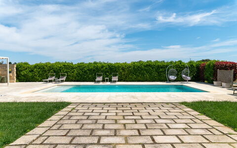 Masseria Ficalindia: Blau, Schwimmbad, Garten, Verbundwerkstoff, Gartenmöbel, Freizeit, Resort, Landscaping, Schatten, Water Feature