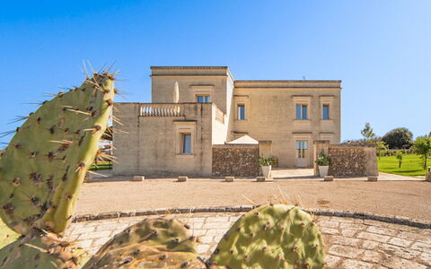 Masseria Ficalindia: Himmel, Fassade, Die Architektur, Zuhause, Estate, Villa, Villa, Landscaping, Auffahrt