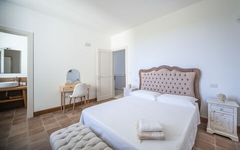 Masseria Ficalindia: Interior Design, Schlafzimmer, Fussboden, Möbel, Bett, Flooring, Zimmer, Bedding, Bettdecke, Wohnung