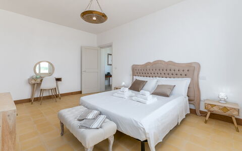 Masseria Ficalindia: Möbel, Bett, Schlafzimmer, Bedding, Holz, Bettdecke, Interior Design, Fussboden, Bettrahmen, Flooring