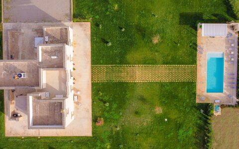 Masseria Ficalindia: Schwimmbad, Grundstueck, Garten, Rasen, Estate, Landscaping, Kunstrasen, Resort, Hinterhof, Design