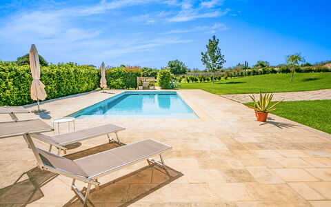 Masseria Ficalindia: Schwimmbad, Gartenmöbel, Flagstone, Resort, Verbundwerkstoff, Garten, Schatten, Landscaping, Fliese, Eco Hotel