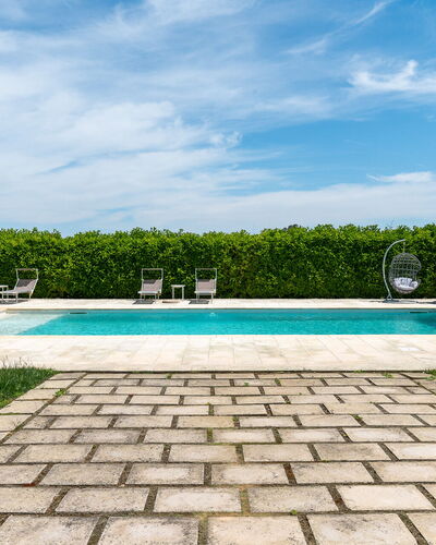 Masseria Ficalindia: Blau, Schwimmbad, Garten, Verbundwerkstoff, Gartenmöbel, Freizeit, Resort, Landscaping, Schatten, Water Feature