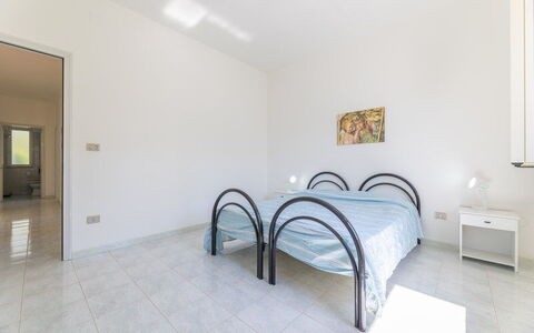 Villetta Bluette, Marina di Mancaversa: Flooring, Fussboden, Interior Design, Decke, Schlafzimmer, Bett, Zimmer, Wohnung, Bedding, Bettdecke