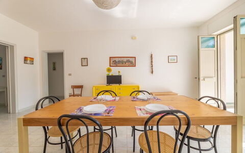 Villetta Bluette, Marina di Mancaversa: Möbel, Interior Design, Flooring, Wand, Fussboden, Holz, Tabelle, Küche & Esszimmer Tisch, Esszimmer, Stuhl