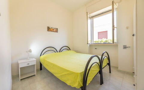 Villetta Bluette, Marina di Mancaversa: Bett, Schlafzimmer, Fussboden, Interior Design, Flooring, Bettdecke, Bedding, Zimmer, Decke, Bettrahmen