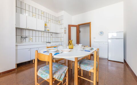 Appartamento Smeraldo, Gallipoli: Flooring, Interior Design, Fussboden, Decke, Zimmer, Wohnung, Holzbeize, Stuhl, Esszimmer