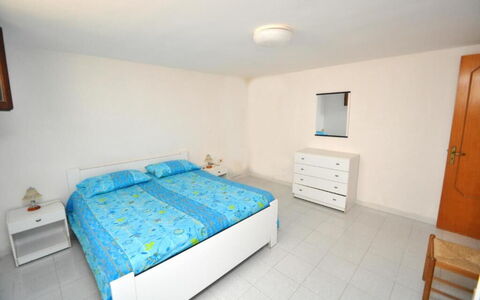 Appartamento Calanca, Marina di Mancaversa: Möbel, Bett, Schlafzimmer, Fussboden, Flooring, Interior Design, Holz, Bettdecke, Bedding, Zimmer
