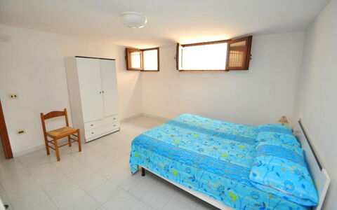 Appartamento Calanca, Marina di Mancaversa: Bett, Schlafzimmer, Fussboden, Bettdecke, Möbel, Bedding, Holz, Interior Design, Flooring, Zimmer
