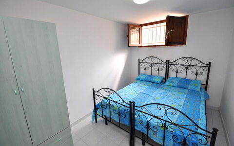 Appartamento Calanca, Marina di Mancaversa: Bett, Schlafzimmer, Bedding, Möbel, Bettdecke, Fussboden, Interior Design, Flooring, Zimmer, Wohnung