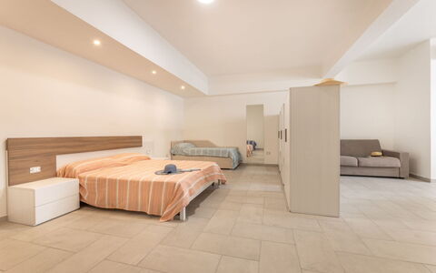 Appartamento Monomare, Gallipoli: Flooring, Fussboden, Interior Design, Holz, Decke, Möbel, Zimmer, Schlafzimmer, Bett, Wohnung