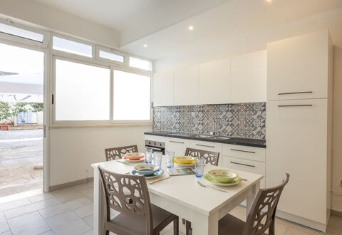 Appartamento Monomare, Gallipoli: Flooring, Interior Design, Fussboden, Möbel, Küche, Countertop, Major Appliance, Decke, Wohnung, Zimmer