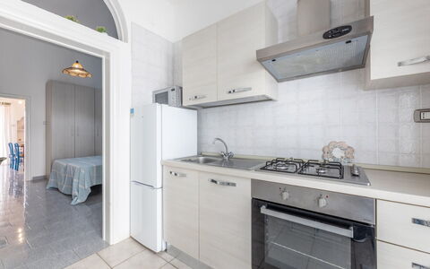 Casa Marinella, Marina di Mancaversa: Flooring, Major Appliance, Küche, Fussboden, Küchengerät, Interior Design, Countertop, Cabinetry, Möbel, Wohnung
