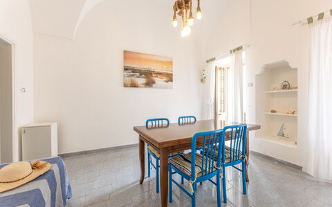 Casa Marinella, Marina di Mancaversa: Möbel, Flooring, Fussboden, Interior Design, Decke, Tabelle, Stuhl, Zimmer, Küche & Esszimmer Tisch