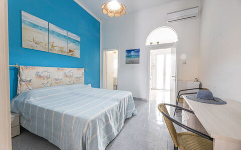 Casa Marinella, Marina di Mancaversa: Wohnung, Fussboden, Flooring, Hotel, Zimmerpflanze, Schlafzimmer