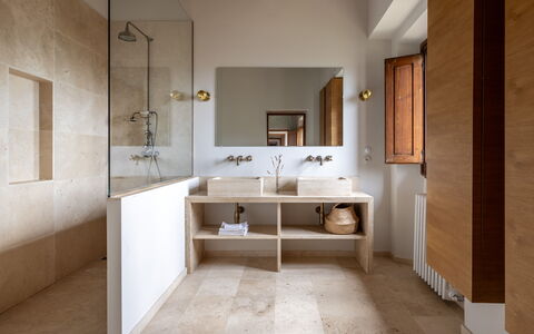 Villa Il Casalino, Florentine Hills with Pool: Flooring, Wand, Fussboden, Armatur, Interior Design, Bad Sink, Badezimmer, Badezimmerschrank, Zapfhahn, Sinken