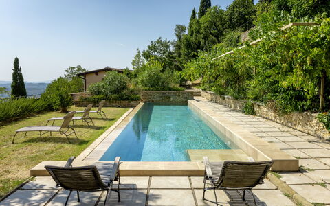 Villa Il Casalino, Florentine Hills with Pool: Schwimmbad, Verbundwerkstoff, Garten, Estate, Landscaping, Water Feature, Hinterhof, Schatten, Flagstone, Fliese