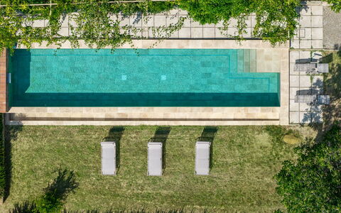 Villa Il Casalino, Florentine Hills with Pool: Schwimmbad, Verbundwerkstoff, Garten, Schatten, Landscaping, Water Feature, Reflexion, Hinterhof, Walkway, Reflecting Pool