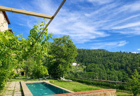 Villa Il Casalino, Florentine Hills with Pool: Bergstation, Eco Hotel, Schwimmbad, Bauernhaus, Plantage, Hinterhof