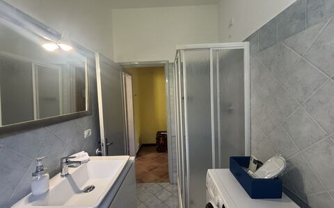 Apartment, Garden, Beigua Unesco Global Geopark: Flooring, Fussboden, Interior Design, Armatur, Decke, Zimmer, Installation, Beleuchtung, Badezimmer, Zapfhahn