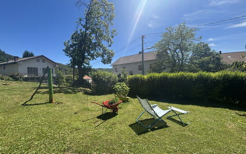 Apartment, Garden, Beigua Unesco Global Geopark: Grundstueck, Rasen, Garten, Garten, Hütte, Hinterhof, Schatten, Gartenmöbel, Landscaping, Bauernhaus