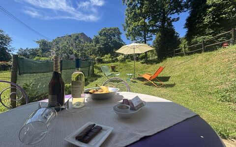 La Montagna al Mare, Relax sul Beigua: Garten, Rasen, Tisch Im Freien, Gartenmöbel, Landscaping, Garten, Hinterhof, Park, Eco Hotel, Schatten